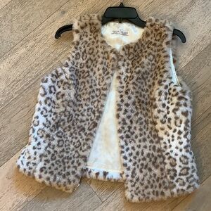White House Black Market Faux Fur Cream Snow Leopard 🐆 Animal Furry Fuzzy Vest